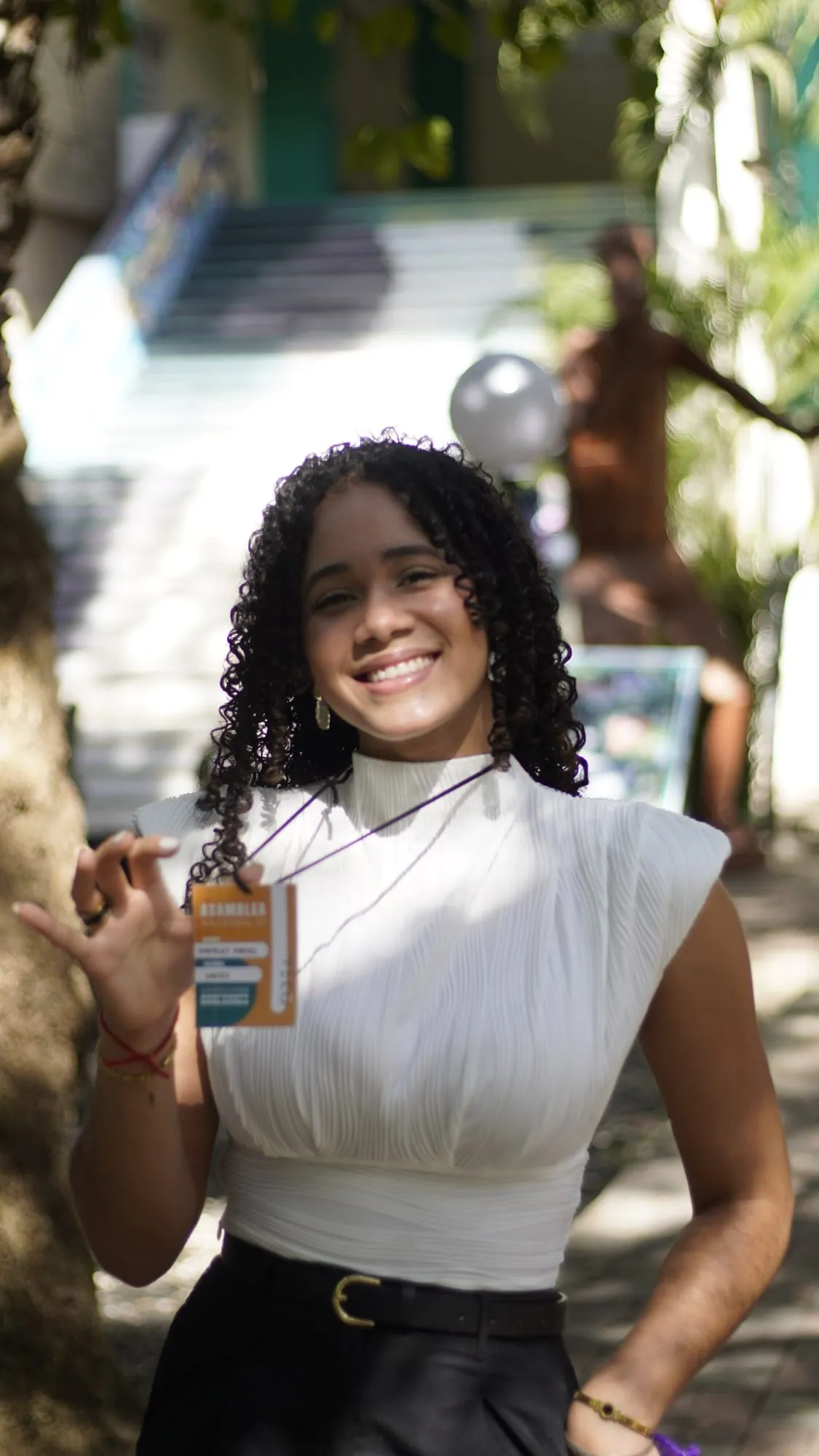 Una estudiante sonriendo durante una asamblea nacional de ODEA