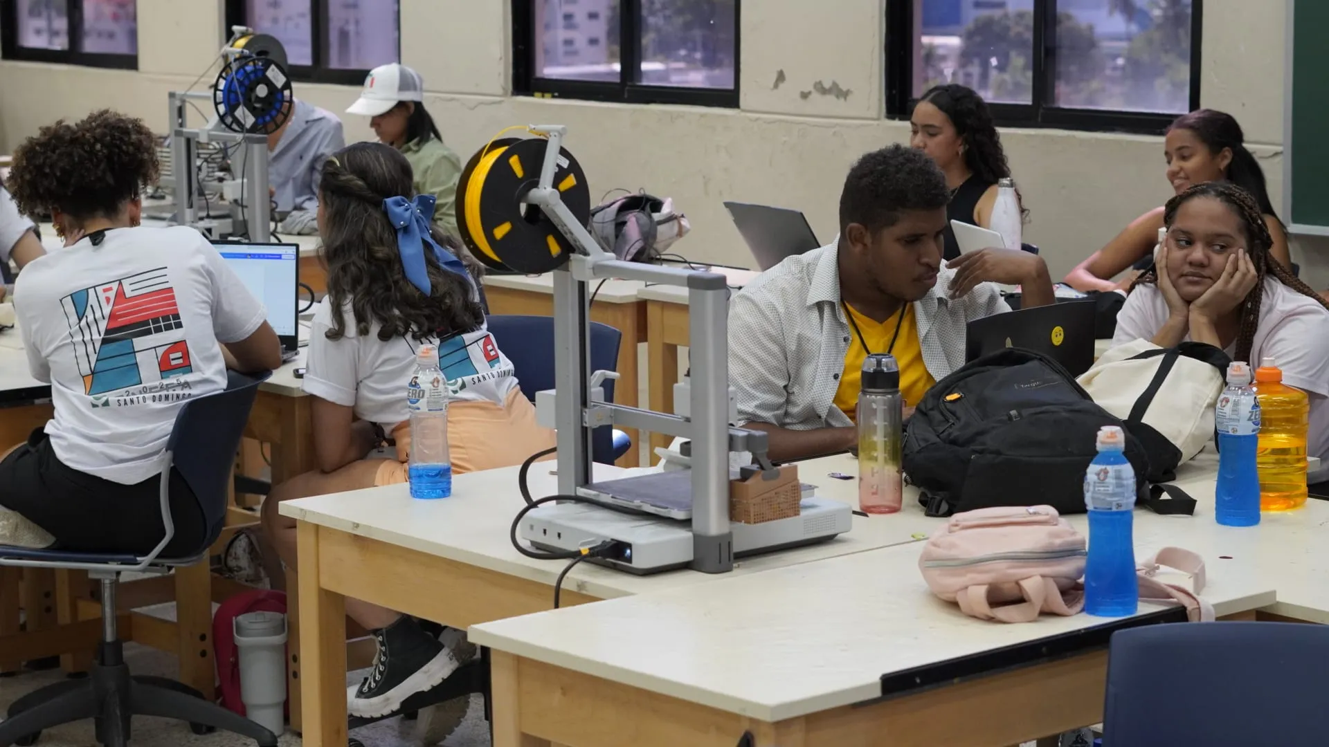 Estudiantes trabajando con impresoras 3D durante un taller de ODEA